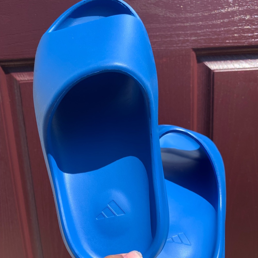 Size 6 “enfora” blue Yeezy slides.